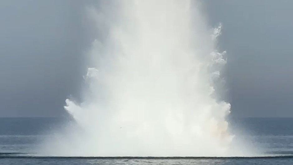 El vídeo de la detonación de un artefacto explosivo hallado en la costa de Denia, en Alicante
