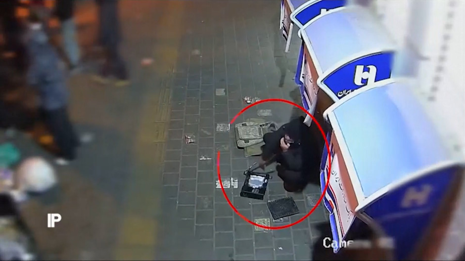 Un supuesto manifestante portando un arma durante las manifestaciones contra el régimen de Irán