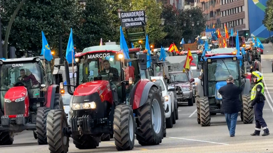 La tractorada de agrícolas y ganaderos en Oviedo