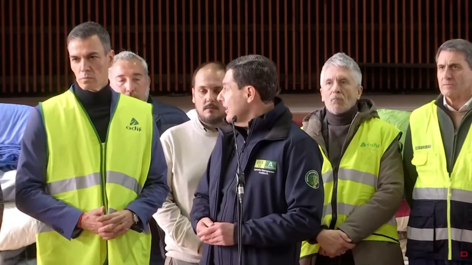 Sánchez esquiva la mirada de Juanma Moreno