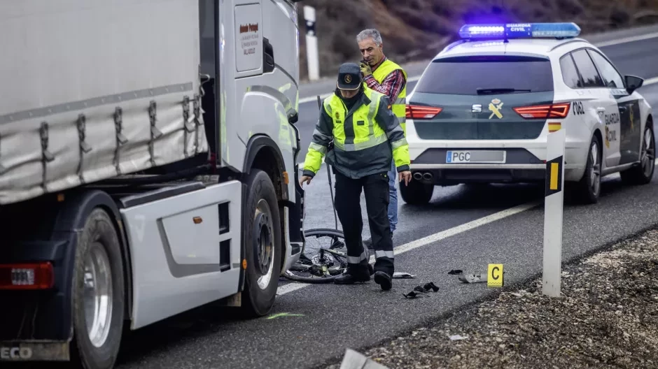 Efectivos de la Guardia Civil en las inmediaciones del lugar en el que un ciclista ha fallecido este lunes al ser arrollado por un vehículo articulado en el kilómetro 16,5 de la variante SO-20 en Soria capital
