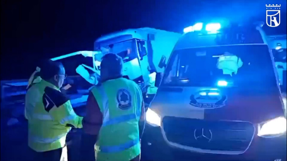 Grave accidente entre dos camiones en la M-50 deja un conductor atrapado