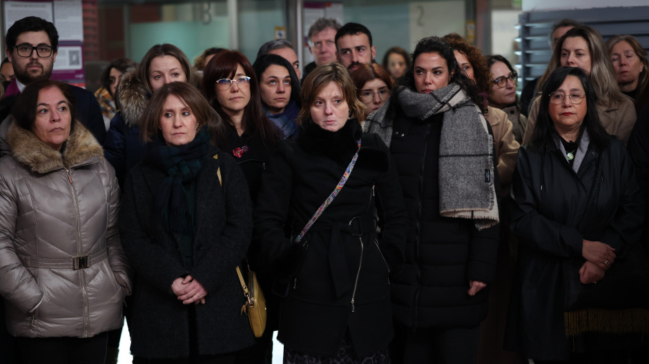 Un grupo de personas guarda un minuto de silencio en Atocha