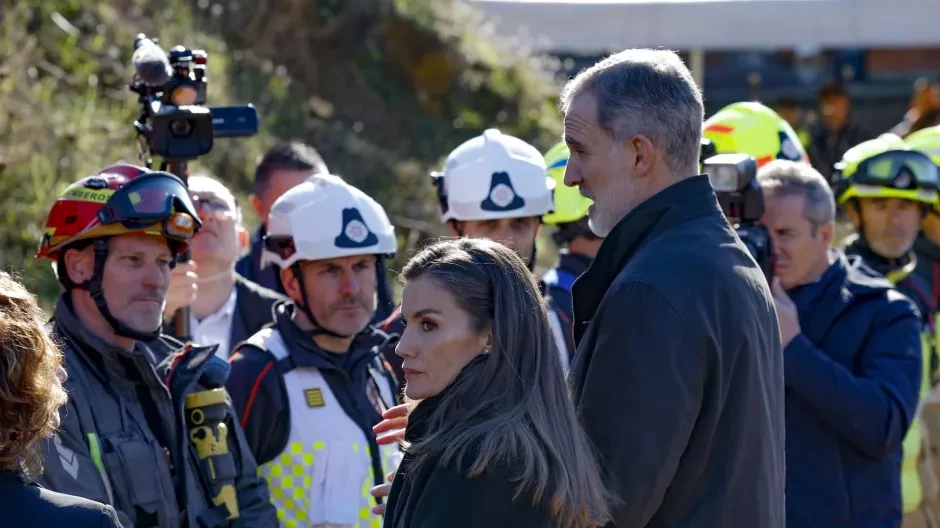 Los Reyes conversan con los equipos de rescate en Adamuz