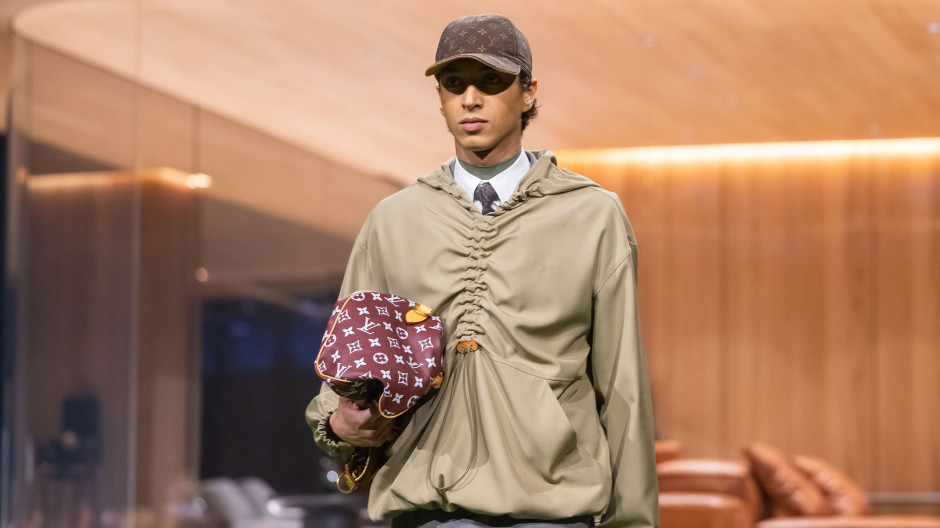 Una vivienda acristalada protagoniza el desfile de Louis Vuitton en la moda masculina de París
