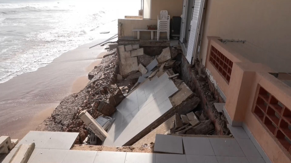 Así golpea el temporal en Tavernes: tres terrazas engullidas por el mar