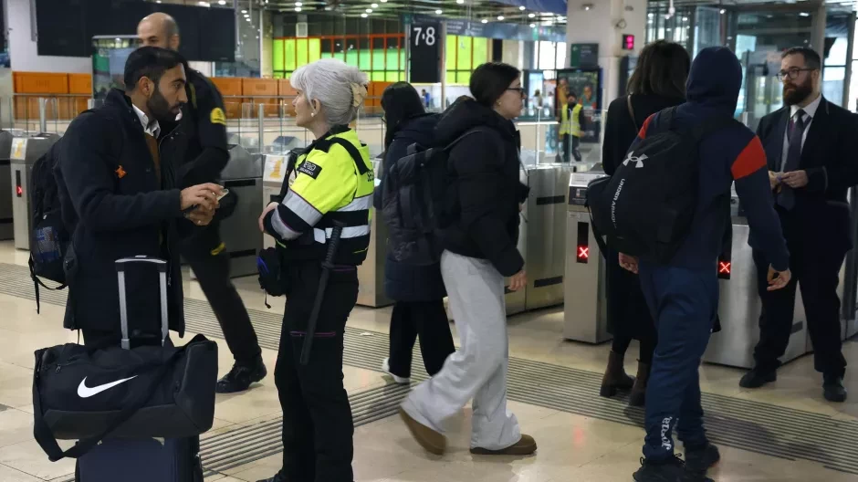 Viajeros en la estación de Sants de Barcelona afectados por el corte de Rodalies