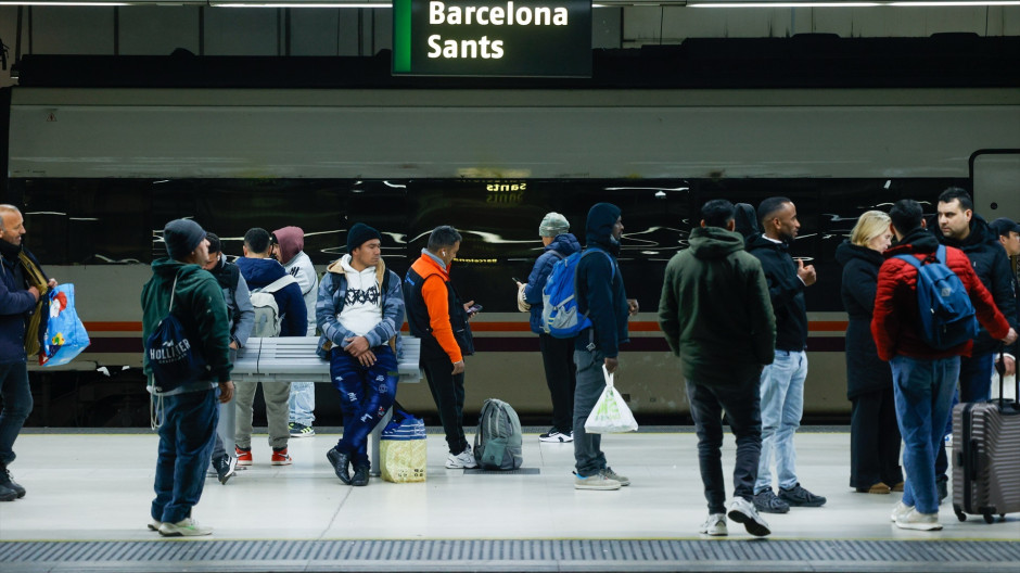 Viajeros en la Estación de Sants, este lunes