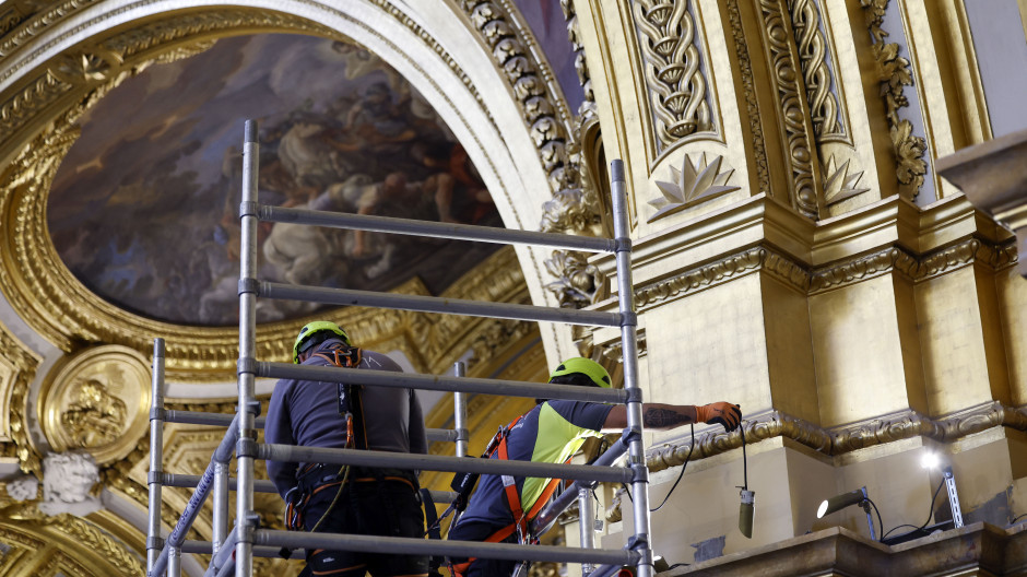 La Capilla del Palacio Real de Madrid se encuentra tomada por operarios que, entre múltiples andamios, se afanan en trabajos contra reloj para terminar una nueva iluminación