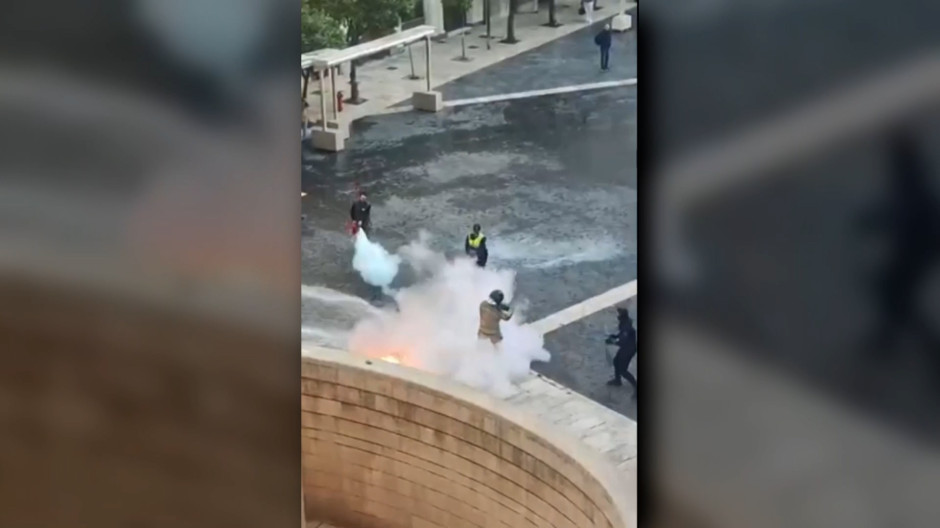 Una impecable acción de la Policía evita que un bombero se queme a lo bonzo en Murcia