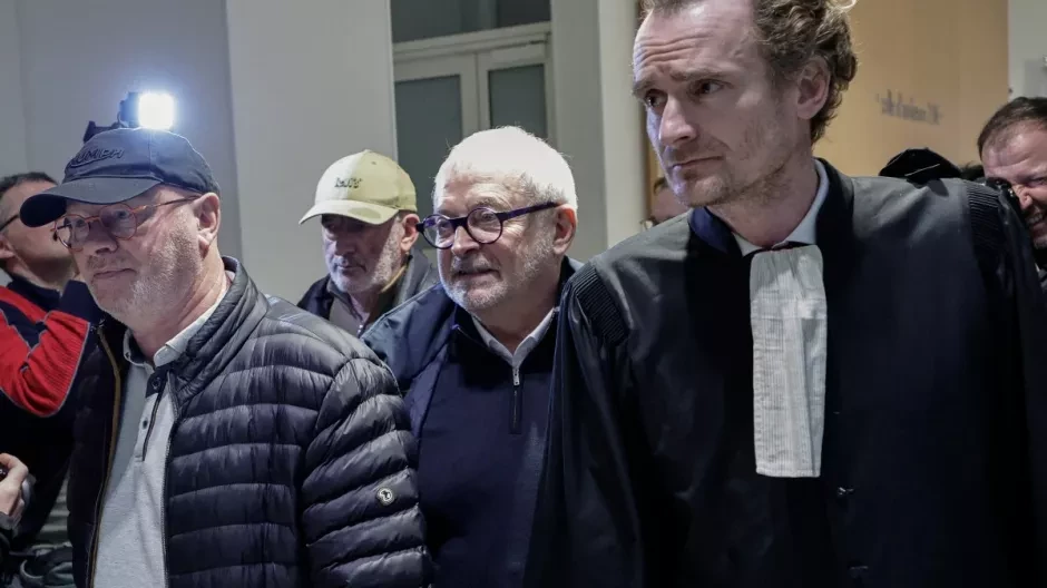 El exsenador Joel Guerriau, en el centro, con su abogado Henri Carpentieral al llegar a la Corte