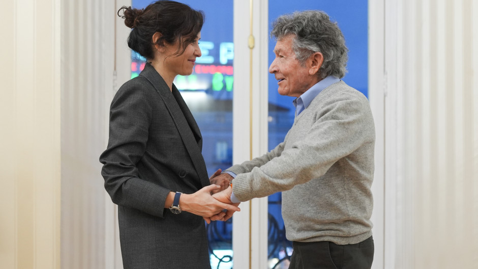 Carlos Soria, leyenda viva del alpinismo, emociona a Ayuso en la Real Casa de Correos