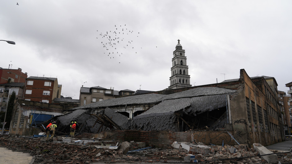 Derrumbe del antiguo edificio garaje Garnelo en el centro de Ponferrada (León)