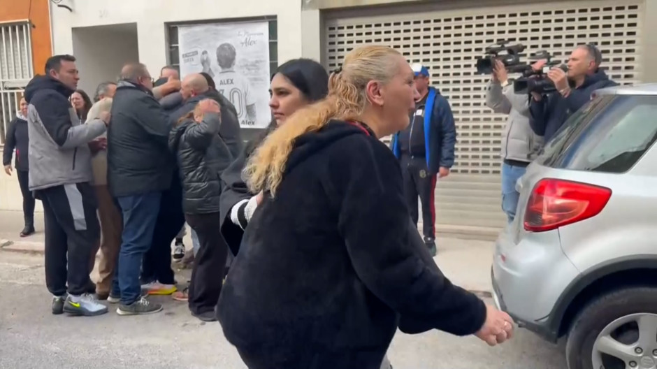 Familiares del menor asesinado en Sueca increpan al detenido a su llegada al juzgado
