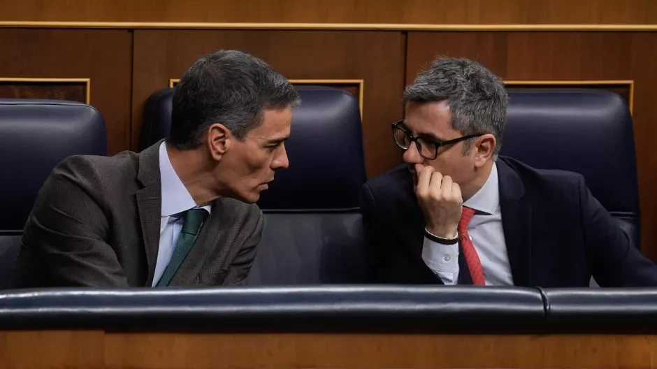 Pedro Sánchez y el ministro Félix Bolaños, durante el Pleno de este martes