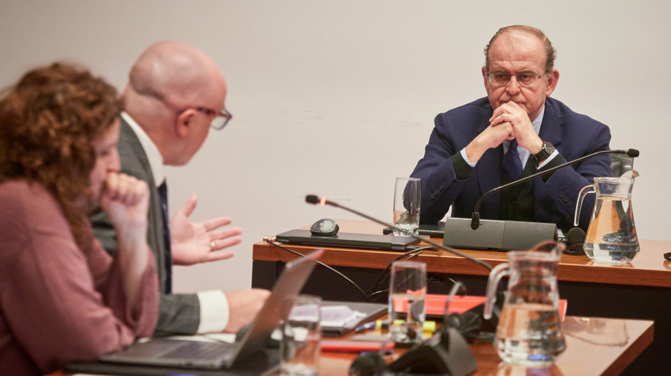 El exdirector de Acciona Construcción, Justo Vicente Pellegrini (d), durante la comparecencia ante la Comisión de Investigación