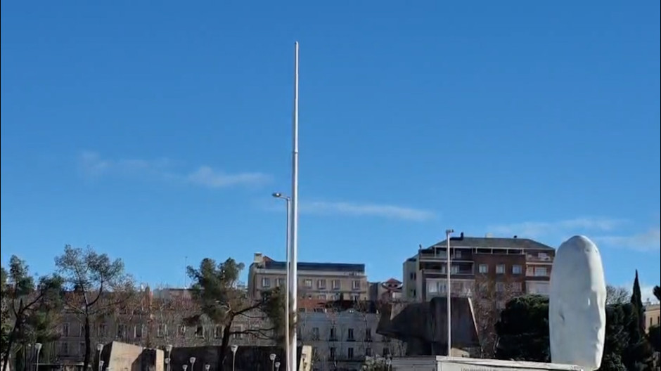 Retiran la bandera de España gigante de Colón tras romperse por el temporal que azota Madrid