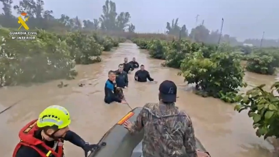 Agentes del Grupo Especial de Actividades Subacuáticas de la Guardia Civil evacuando a una persona por la crecida del río Guadalete en Jerez.