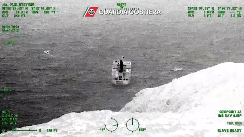 El temporal Kristin sorprende en el Mediterráneo a un carguero que venía a España