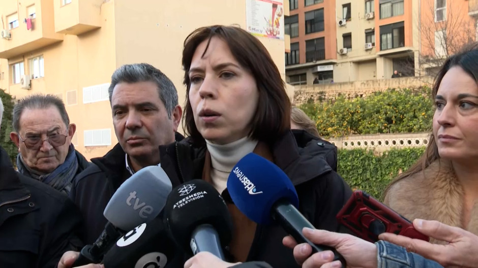 Imagen tomada este jueves de Diana Morant atendiendo a los periodistas