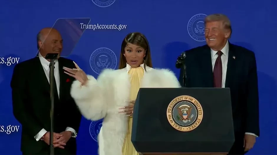 El presidente de Estados Unidos, Donald Trump, con la rapera Nicki Minaj este miércoles, en un acto en Washington