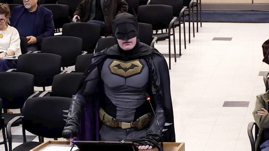 'Batman' clama contra los agentes antiinmigración del ICE en un Consejo municipal en Santa Clara (California)