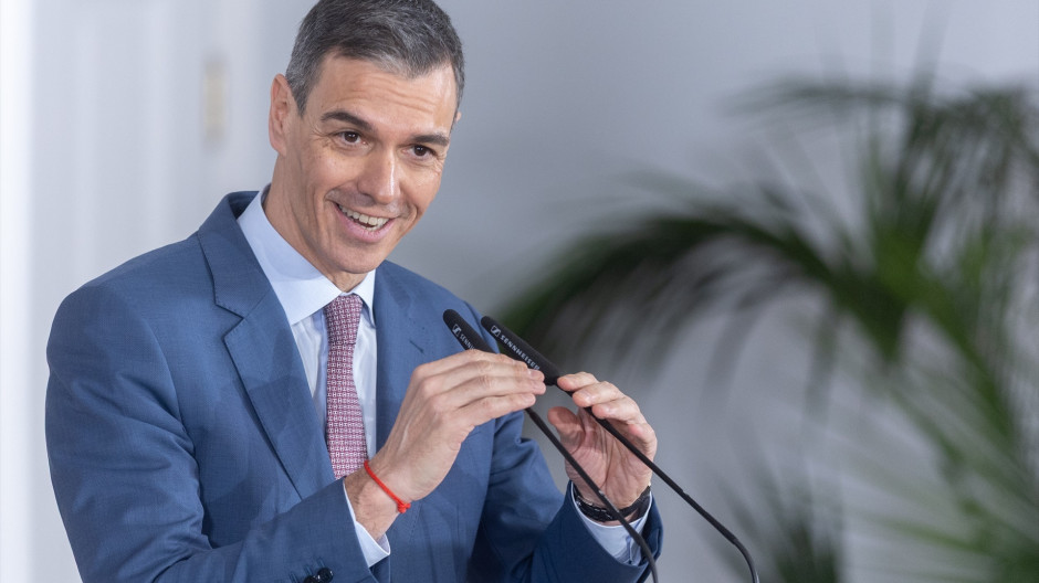 Sánchez cambia de opinión: de pedir expulsar ilegales para «desincentivar» a las mafias a regularizar 500.000