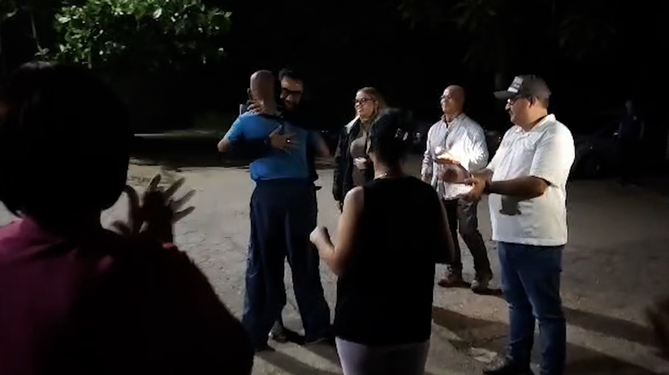 Eduardo Torres se abraza con familiares tras la salida de prisión