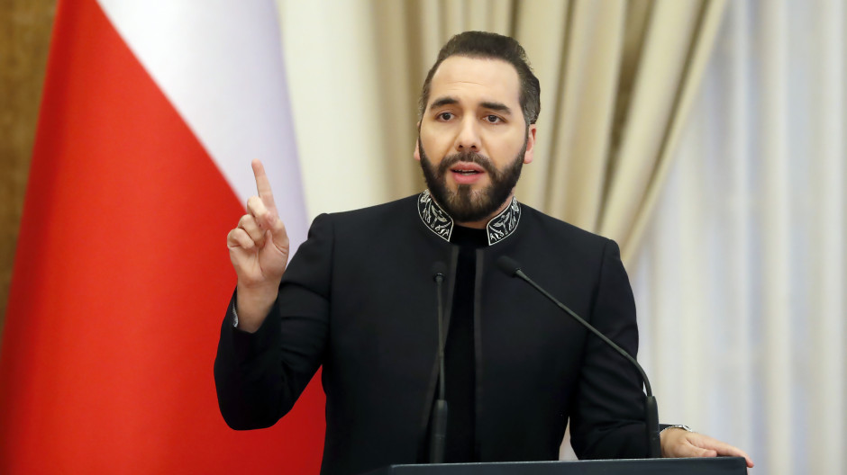 El presidente de El Salvador, Nayib Bukele, habla en una rueda de prensa
