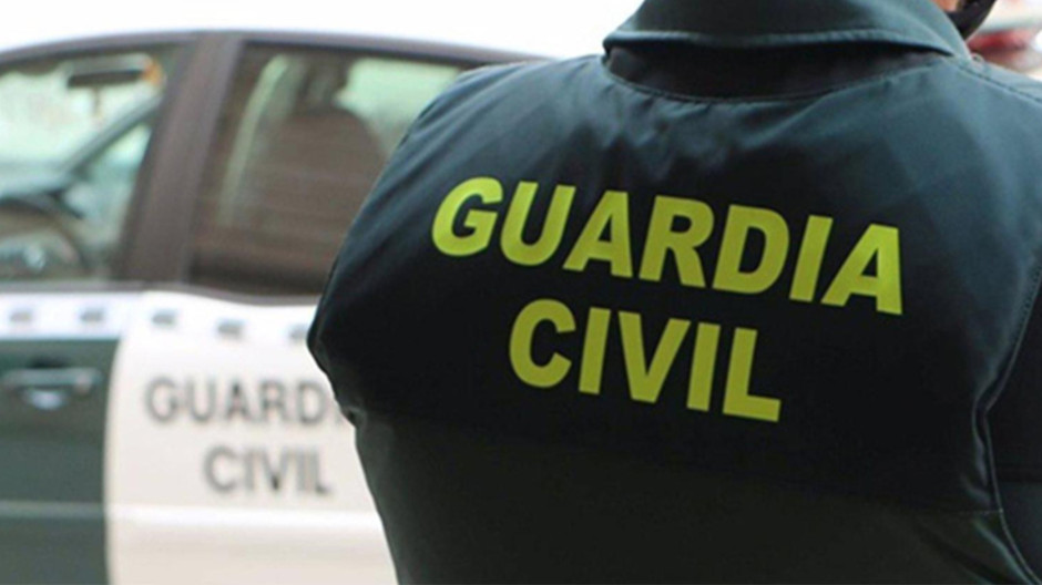 Cortan la autopista AP-4 hacia Cádiz por la caída de un árbol en ambos sentidos por el temporal