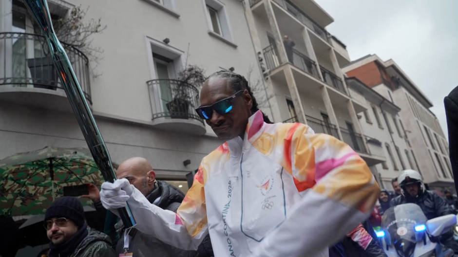 El paseo de Snoop Dogg por Milán con la antorcha Olímpica de los Juegos de invierno
