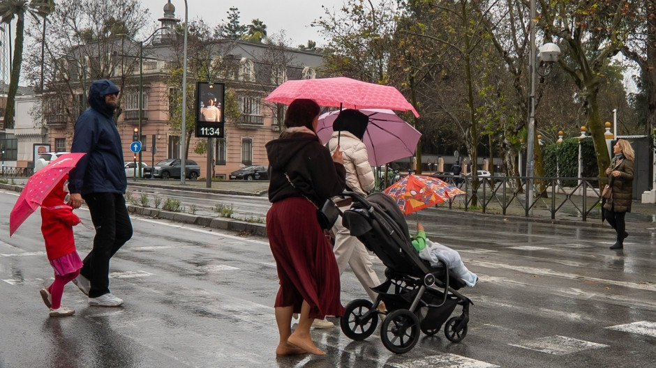 Andaluces cruzando la calle mientras llueve