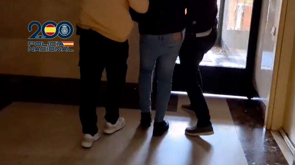 El momento de la detención del hombre que retransmitía en directo las agresiones sexuales que cometía a su hija