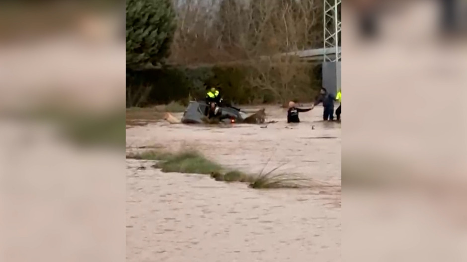 El rescate 'in extremis' de una mujer cuando su coche fue arrastrado por la crecida de un arroyo