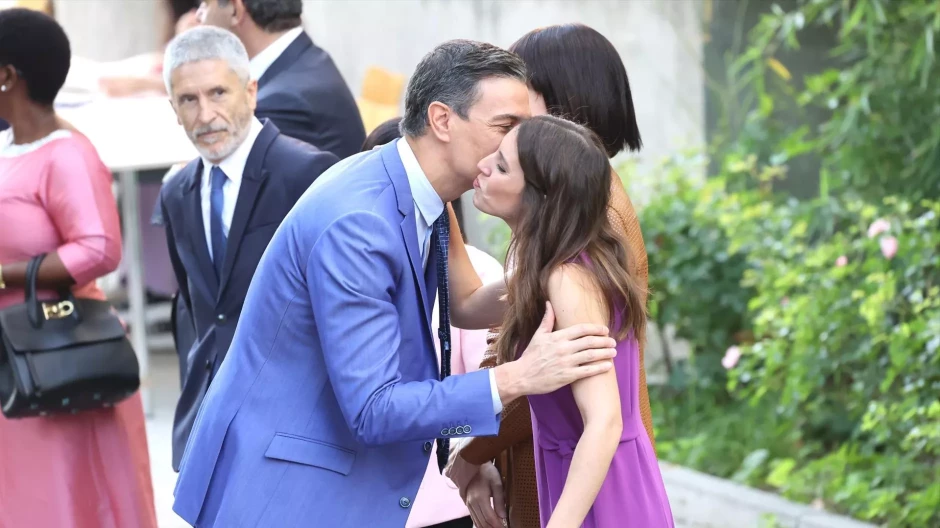 El presidente del gobierno, Pedro Sánchez, saluda a la dirigente de Podemos, Irene Montero, en una imagen de archivo