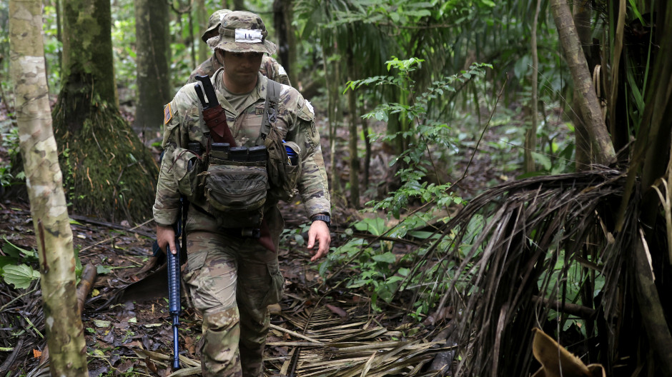 Tropas de Estados Unidos y de Panamá participan en un ejercicio en la selva