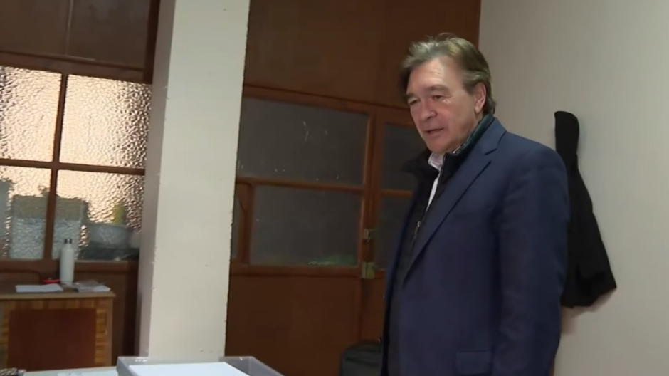 Tomás Guitarte, candidato de Aragón Existe, acude a votar