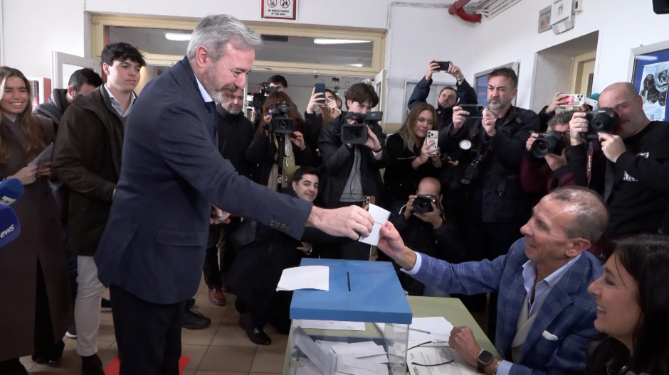 Jorge Azcón acude a votar y anima a todos los aragoneses a votar, «que es lo más importante»