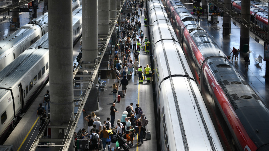 Decenas de personas esperan al tren en la Estación de Madrid - Puerta de Atocha - Almudena Grandes