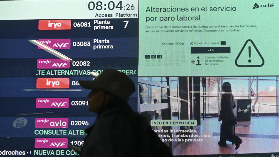 Un panel muestra los horarios de los trenes de alta velocidad en la estación de atocha de Madrid este lunes