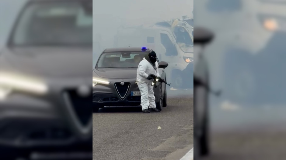 Atraco de película a un furgón blindado en una autopista italiana: explosivos, fusiles de asalto y un tiroteo
