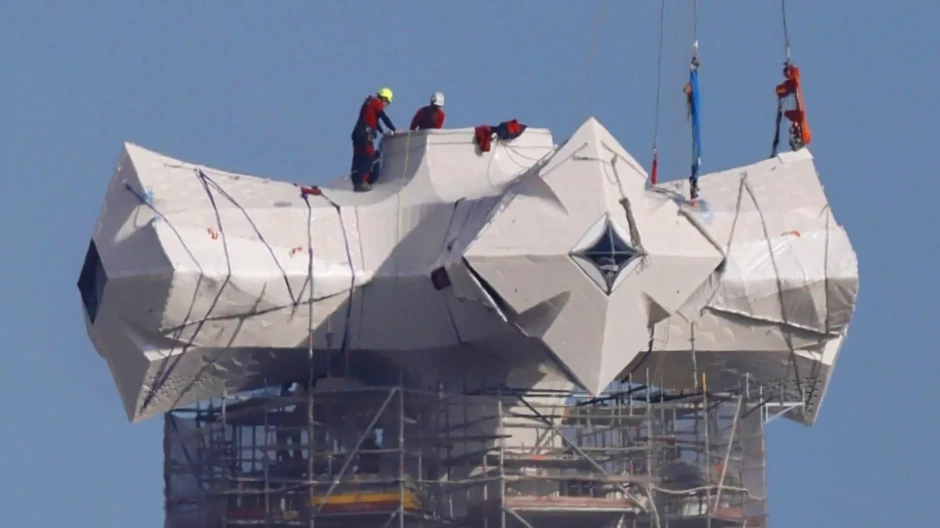 Colocación del cuarto brazo horizontal de la torre de Jesucristo de la Sagrada Familia