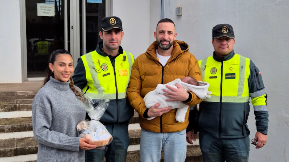 Imagen de los padres del bebé con los dos miembros de la Guardia Civil