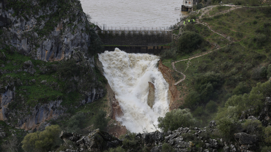 La histórica presa del Hundidero rebosa por primera vez en 100 años y permite el regreso de los desalojados