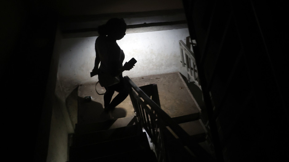 Cuba sufre apagones de hasta 20 horas y vecinos quedan atrapados en ascensores
