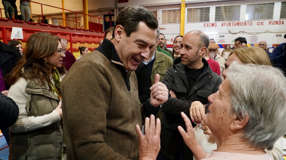 Juanma Moreno arropa a los vecinos de Grazalema y anuncia un regreso parcial inminente