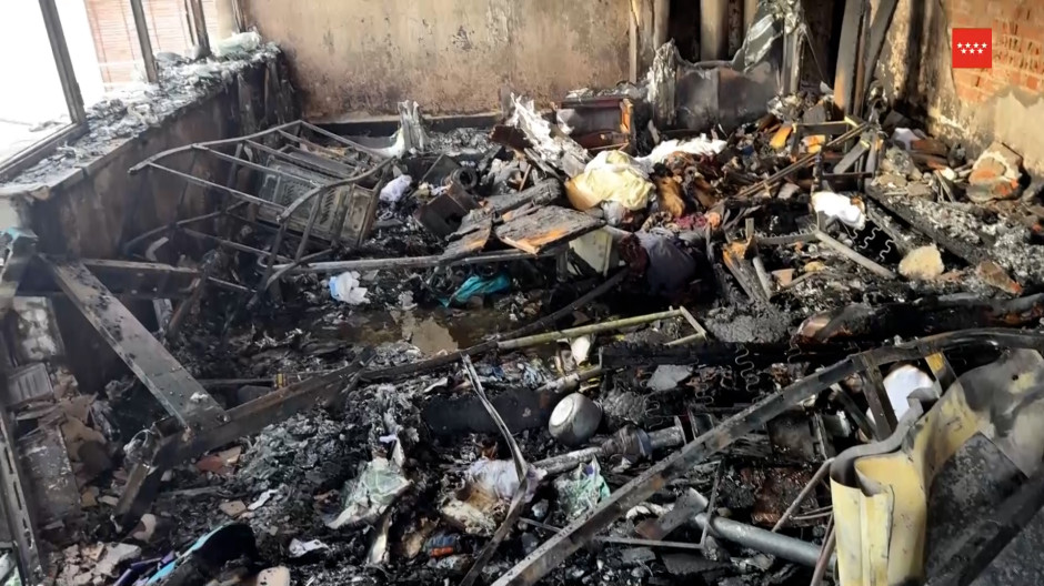 Imagen de los bomberos de la comunidad de Madrid controlando el incendio