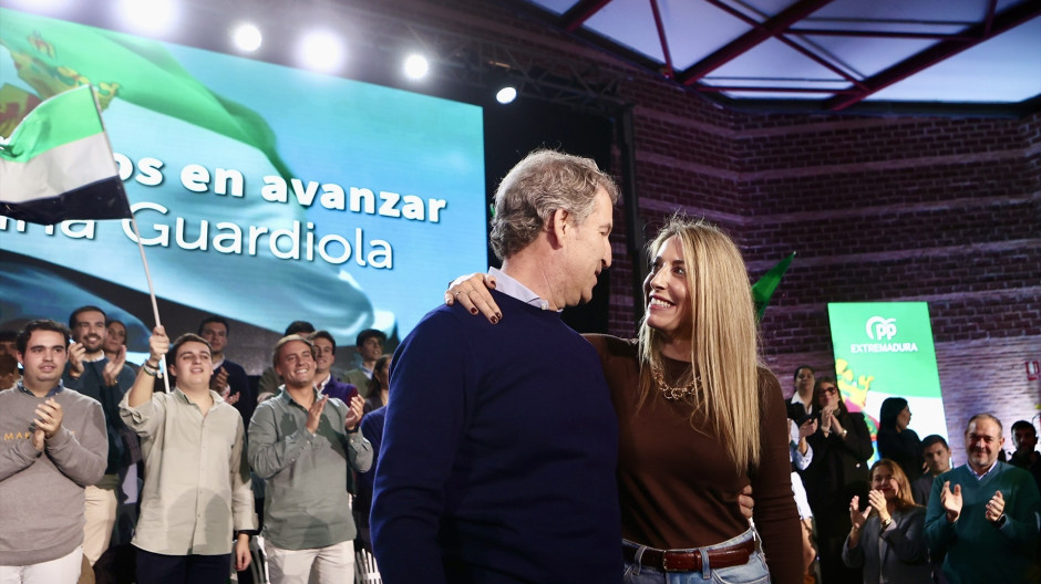 El presidente del PP, Alberto Núñez Feijóo (i), la presidenta del PP de Extremadura, María Guardiola
