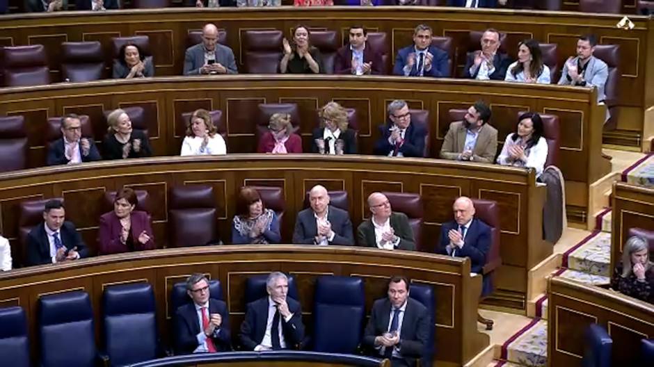 Gobierno y PSOE dedican a Marlaska una ovación sonrojante de dos minutos