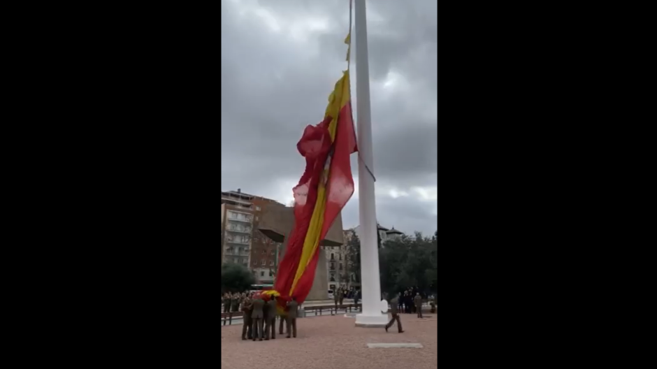 Bandera de Colón rota en el izado